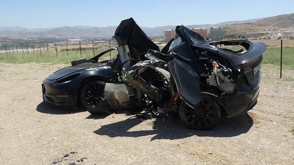 Malatyada feci kaza: Tesla ikiye bölündü