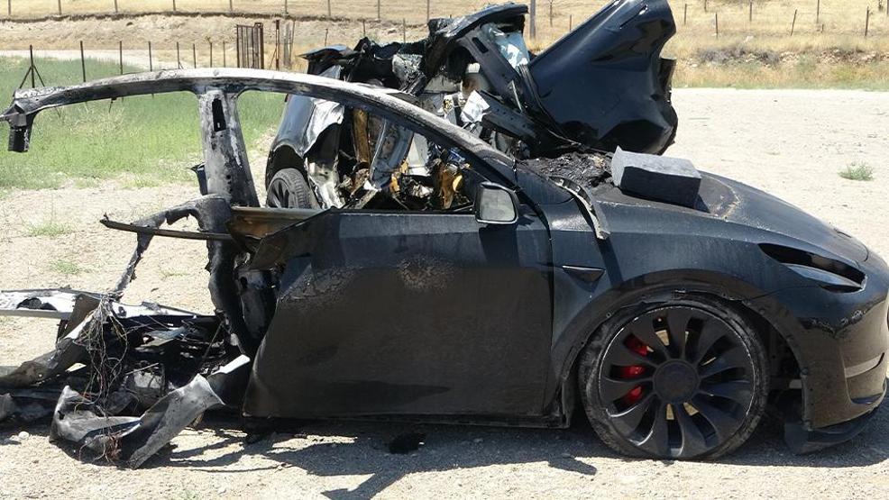 Malatyada feci kaza: Tesla ikiye bölündü