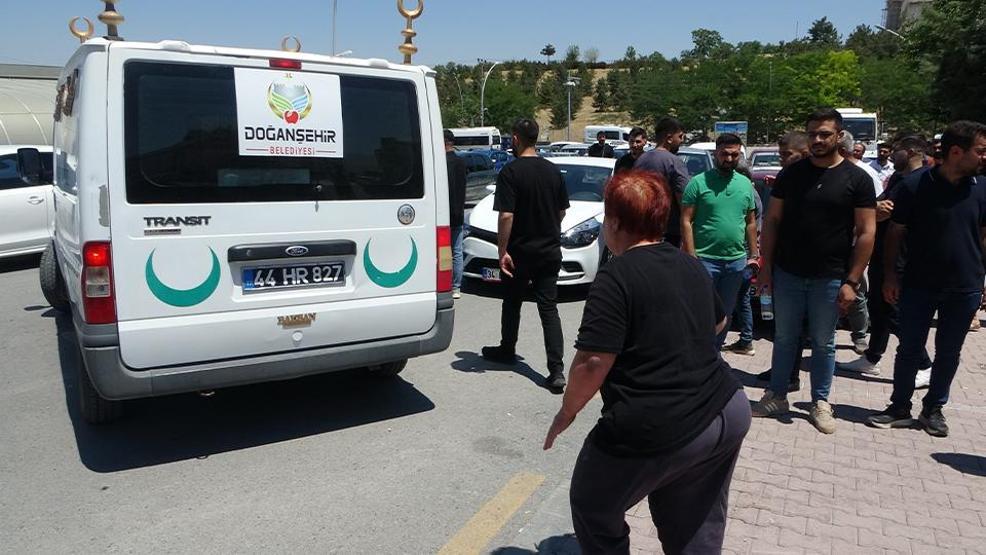 Malatyada feci kaza: Tesla ikiye bölündü