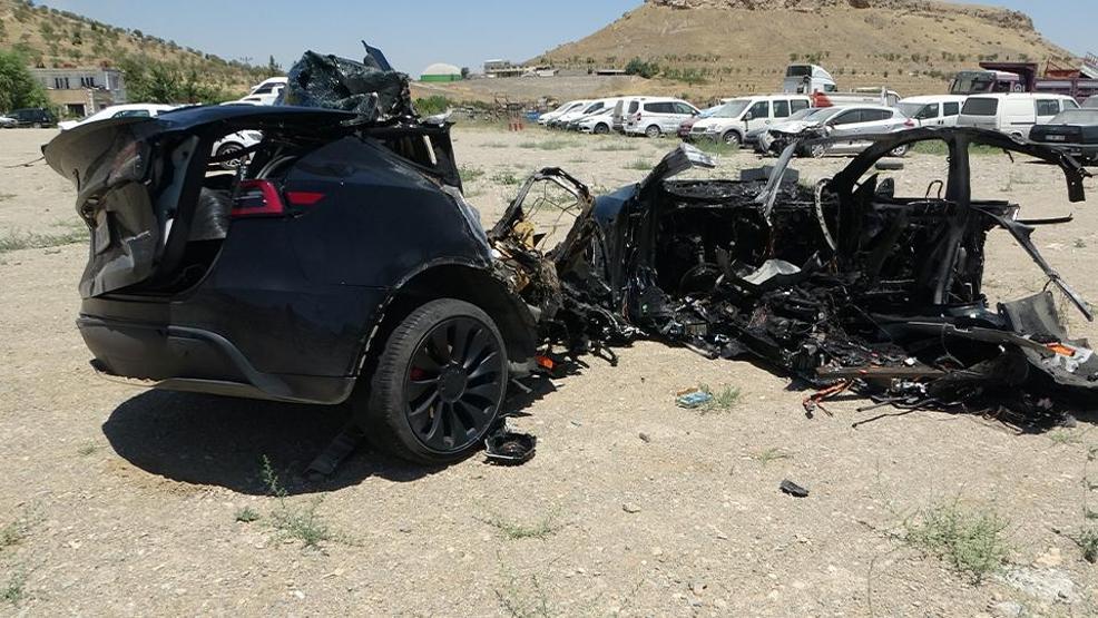 Malatyada feci kaza: Tesla ikiye bölündü
