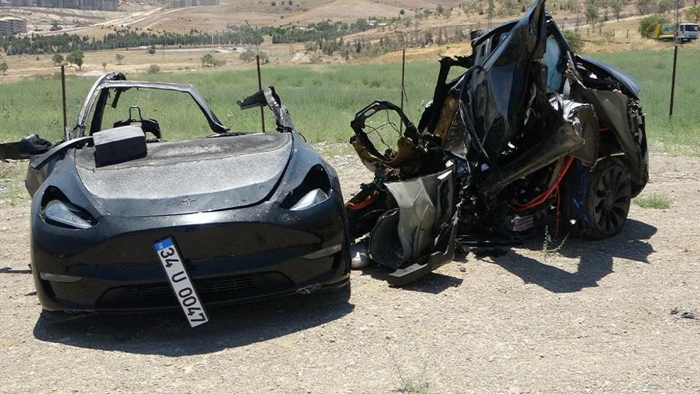 Malatyada feci kaza: Tesla ikiye bölündü