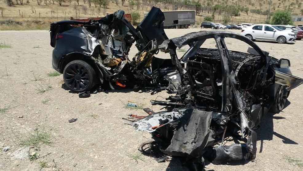 Malatyada feci kaza: Tesla ikiye bölündü