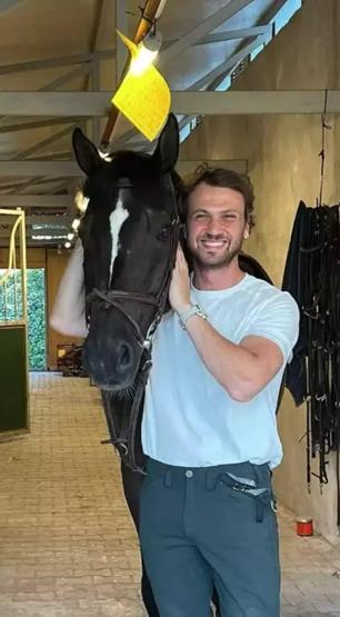 At çiftliğinde pozlar Aras Bulut İynemli ile Engin Öztürk sosyal medyayı salladı: BÜYÜK ADAM