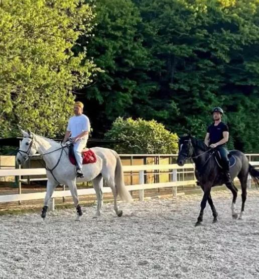 At çiftliğinde pozlar Aras Bulut İynemli ile Engin Öztürk sosyal medyayı salladı: BÜYÜK ADAM
