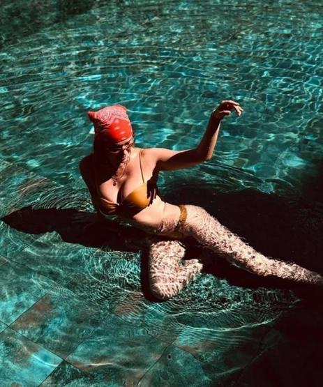 Ecem Karavus’tan Cesur Bikini Paylaşımı Yankı Uyandıran Tatil Pozları