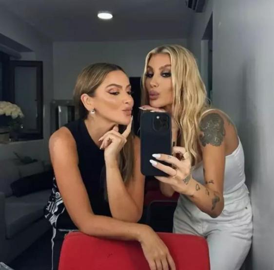 Hadise, Harbiyede Muhteşem Bir Konserle Gündem Oldu Kuliste Sürpriz Ziyaretçi