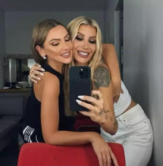Hadise, Harbiyede Muhteşem Bir Konserle Gündem Oldu Kuliste Sürpriz Ziyaretçi