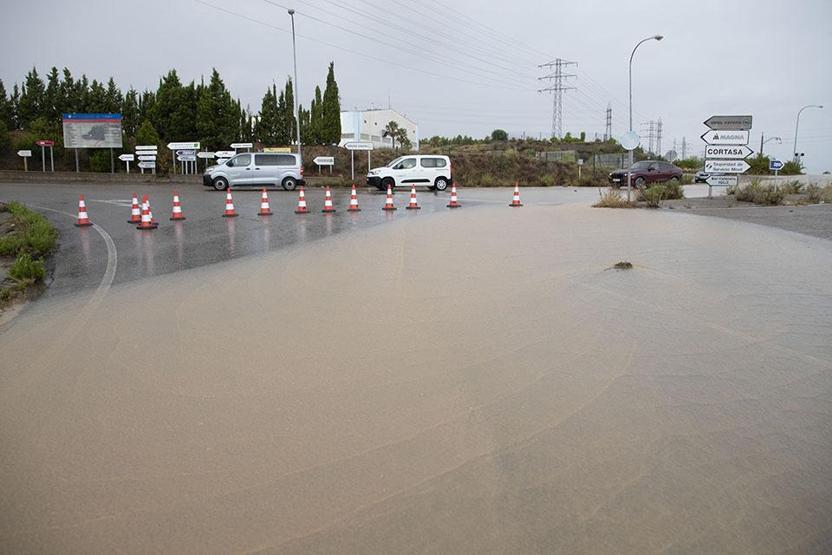 İspanyayı sel vurdu Araçlar yolda mahsur kaldı