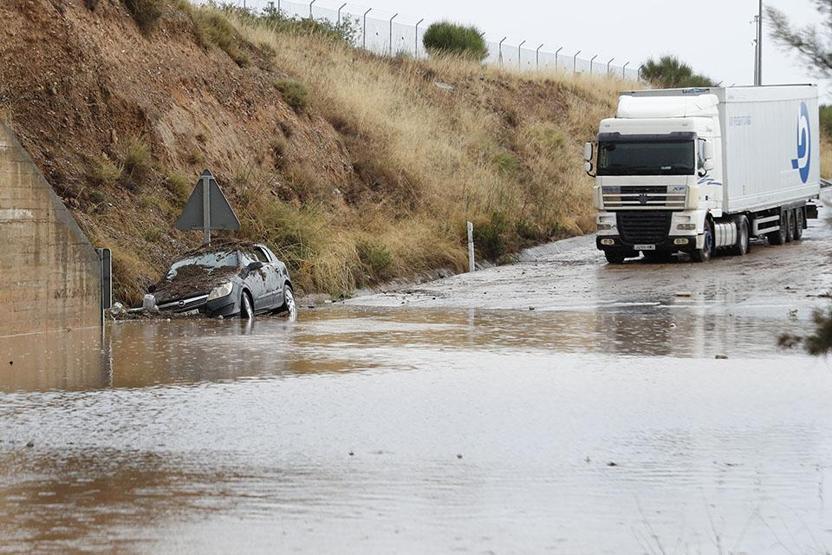 İspanyayı sel vurdu Araçlar yolda mahsur kaldı