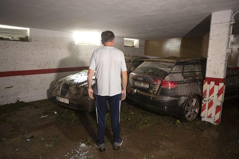 İspanyayı sel vurdu Araçlar yolda mahsur kaldı
