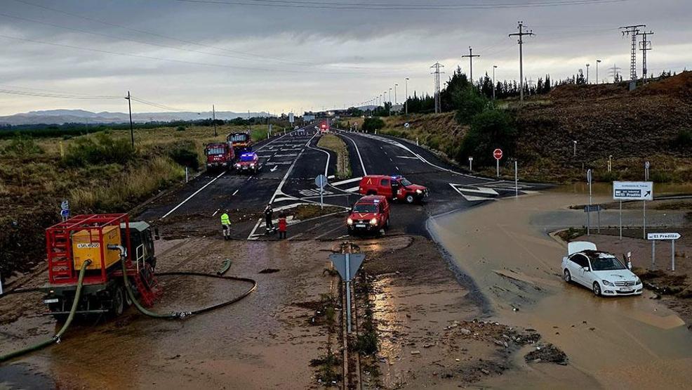 İspanyayı sel vurdu Araçlar yolda mahsur kaldı