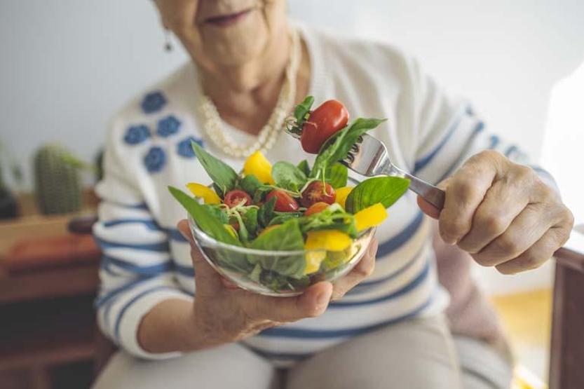 100 YAŞINI GEÇENLERDEN SAĞLIKLI YAŞLANMA TÜYOLARI: Vitamin ve Mineral Takviyesi Yok, Glutensiz Beslenme Yok, Kronik Hastalık Yok... Peki Ama Nasıl