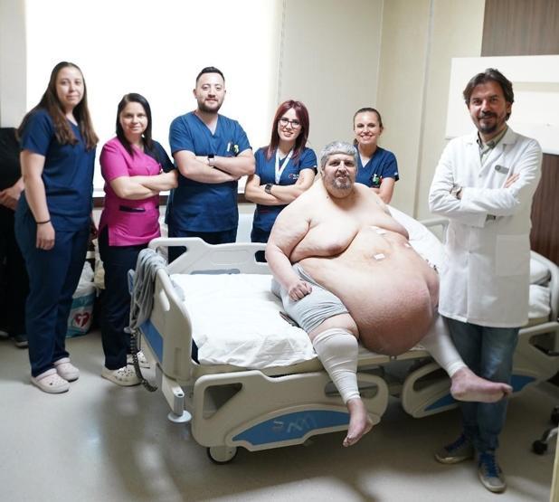 310 kiloya ulaşan adamın dramı son buluyor Hastaneden yürüyerek taburcu oldu