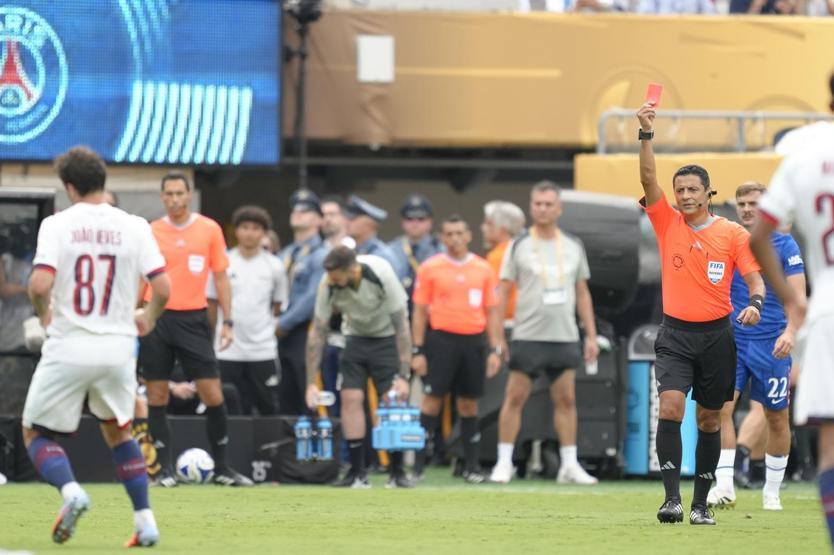 Konferans Ligi şampiyonu Chelsea, Şampiyonlar Ligini kazanan PSGyi devirdi Madalyaları Trump taktı...