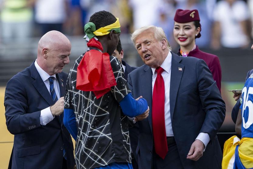 Konferans Ligi şampiyonu Chelsea, Şampiyonlar Ligini kazanan PSGyi devirdi Madalyaları Trump taktı...