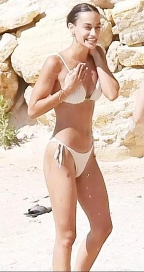 Çeşme’nin Parlayan Yıldızları: Özgü Kaya, Sude Zülal Güler ve Serra Pirinçin Tatil Keyfi