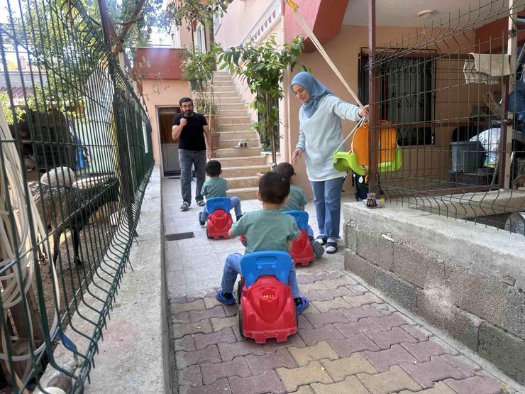 Üç kalp, tek yuva Konya’da bir ailenin sevgiyle yazdığı hikâye... Kan bağı değil, can bağı...