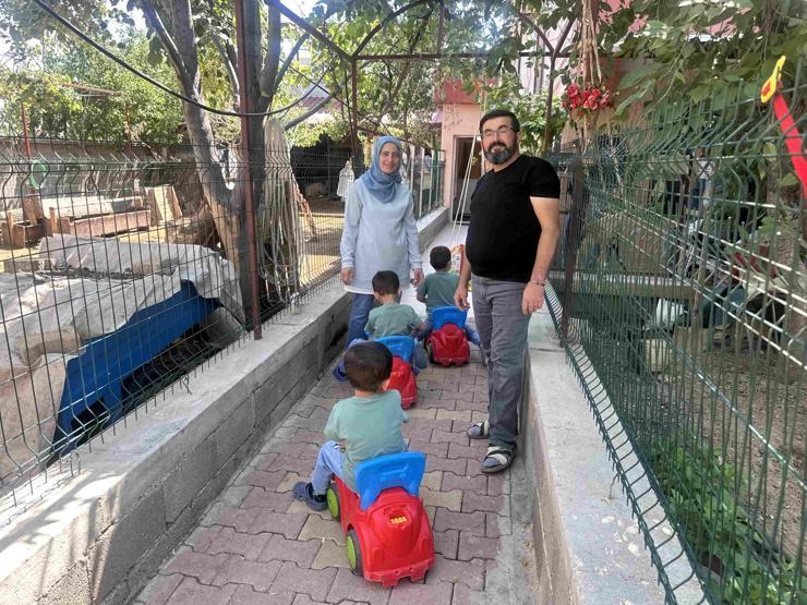 Üç kalp, tek yuva Konya’da bir ailenin sevgiyle yazdığı hikâye... Kan bağı değil, can bağı...