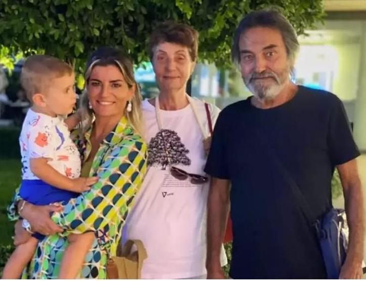 Ece Vahapoğlu Acı Haberle Sarsıldı: Babası Mehmet Vahapoğlu Hayatını Kaybetti