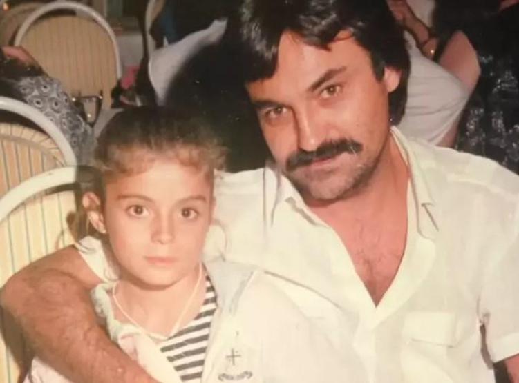 Ece Vahapoğlu Acı Haberle Sarsıldı: Babası Mehmet Vahapoğlu Hayatını Kaybetti