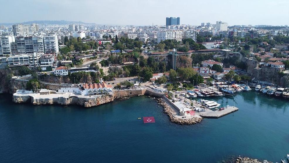 Dev Türk bayrağı 15 Temmuz anısına denizde dalgalandı