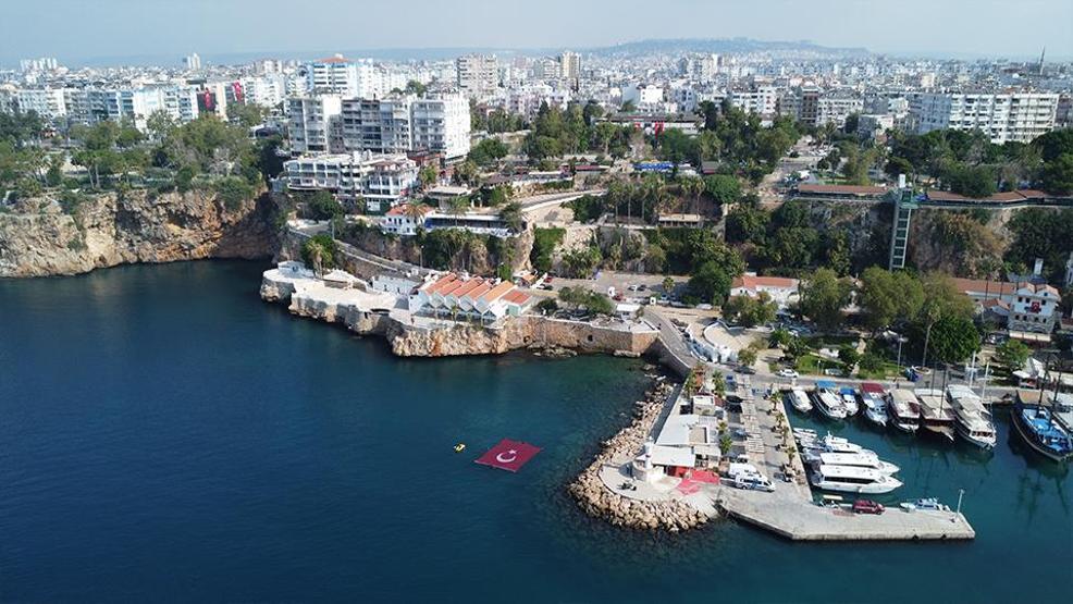 Dev Türk bayrağı 15 Temmuz anısına denizde dalgalandı