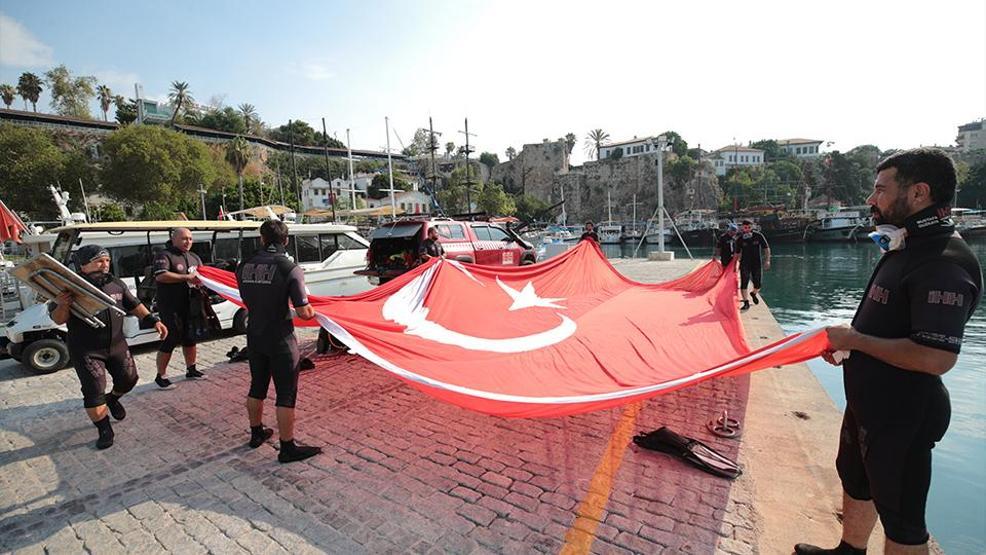 Dev Türk bayrağı 15 Temmuz anısına denizde dalgalandı