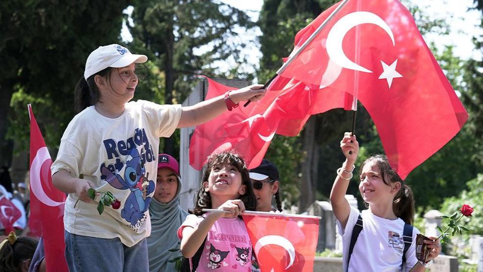 15 Temmuz şehitleri kabri başında anıldı: Hiç bir zaman unutulmayacaklar