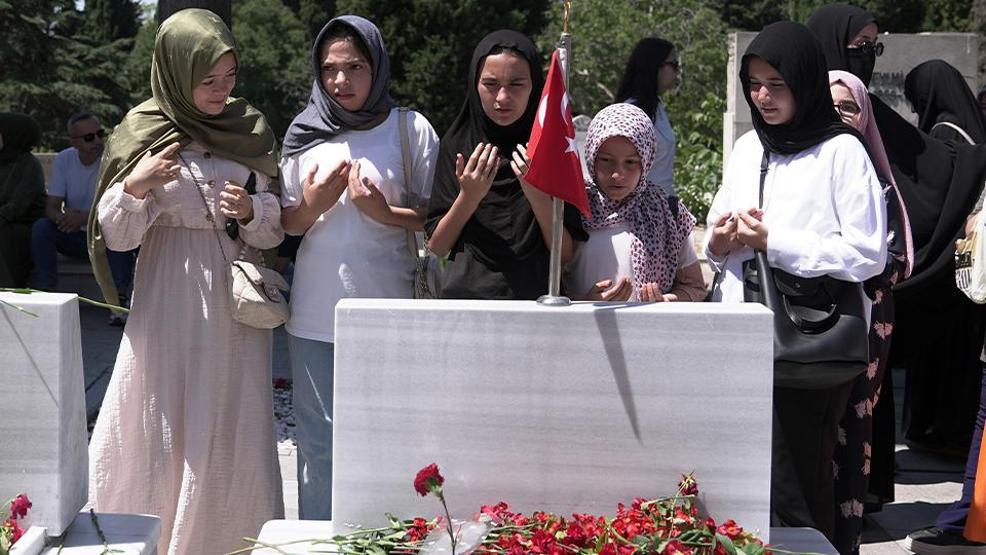 15 Temmuz şehitleri kabri başında anıldı: Hiç bir zaman unutulmayacaklar