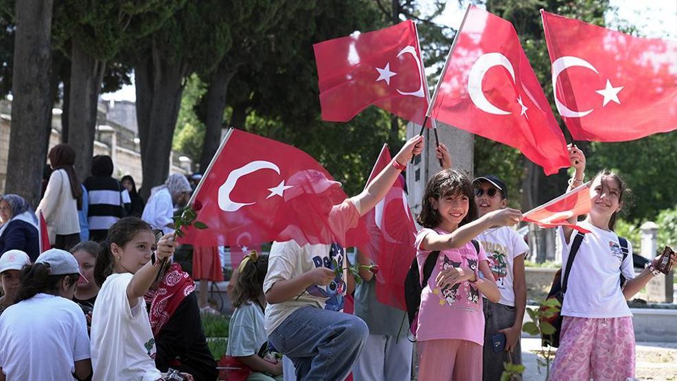 15 Temmuz şehitleri kabri başında anıldı: Hiç bir zaman unutulmayacaklar