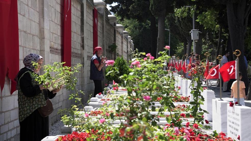 15 Temmuz şehitleri kabri başında anıldı: Hiç bir zaman unutulmayacaklar