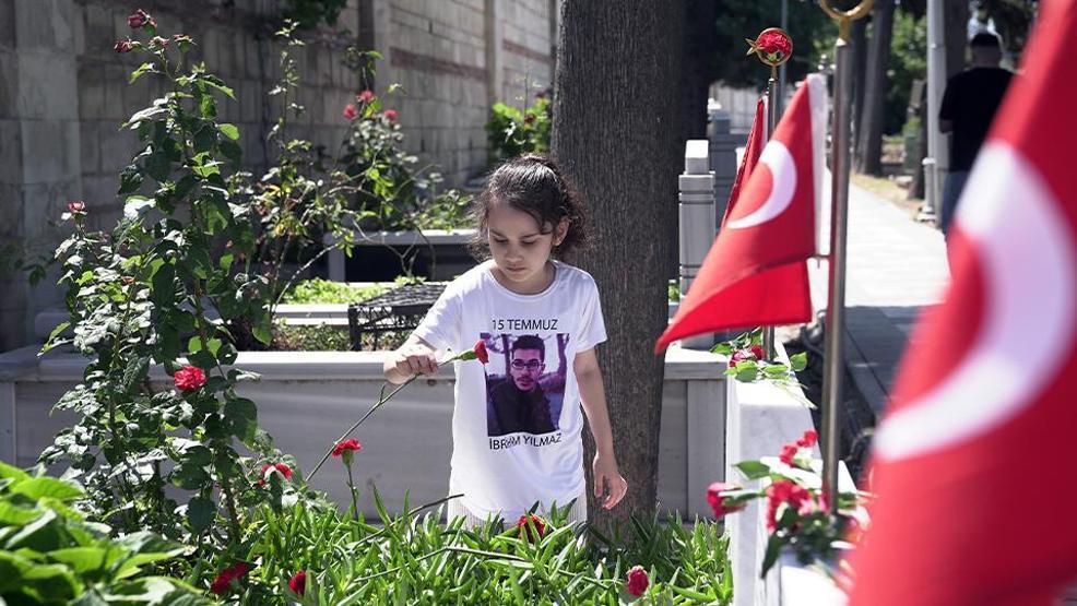 15 Temmuz şehitleri kabri başında anıldı: Hiç bir zaman unutulmayacaklar
