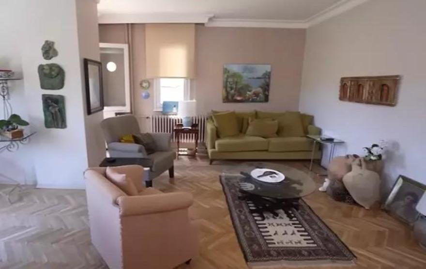 Tiraje Başaran Evinin Kapılarını Açtı Salonun Ortasında Dev Küpler ve Sanat Dolu Bir Ev