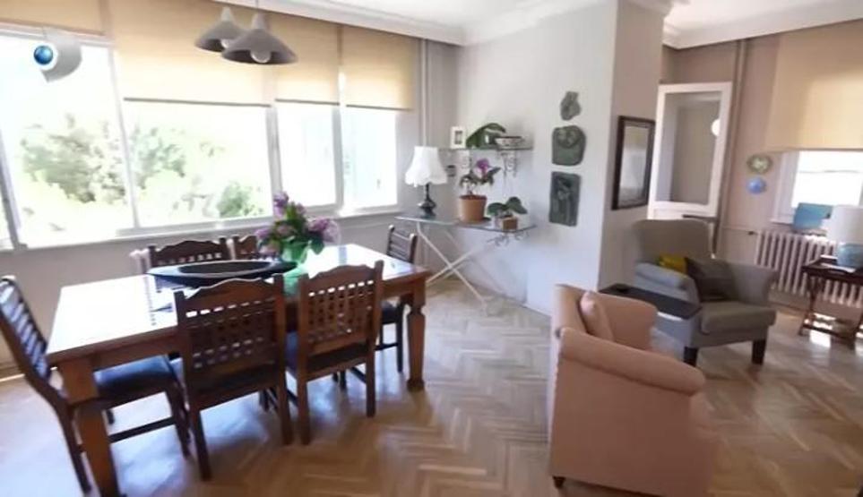 Tiraje Başaran Evinin Kapılarını Açtı Salonun Ortasında Dev Küpler ve Sanat Dolu Bir Ev