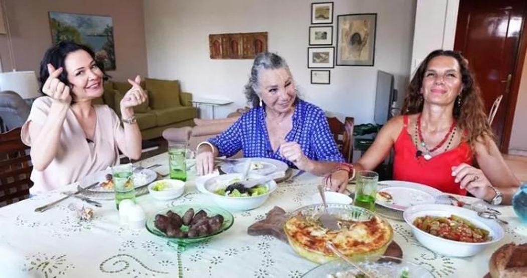Tiraje Başaran Evinin Kapılarını Açtı Salonun Ortasında Dev Küpler ve Sanat Dolu Bir Ev
