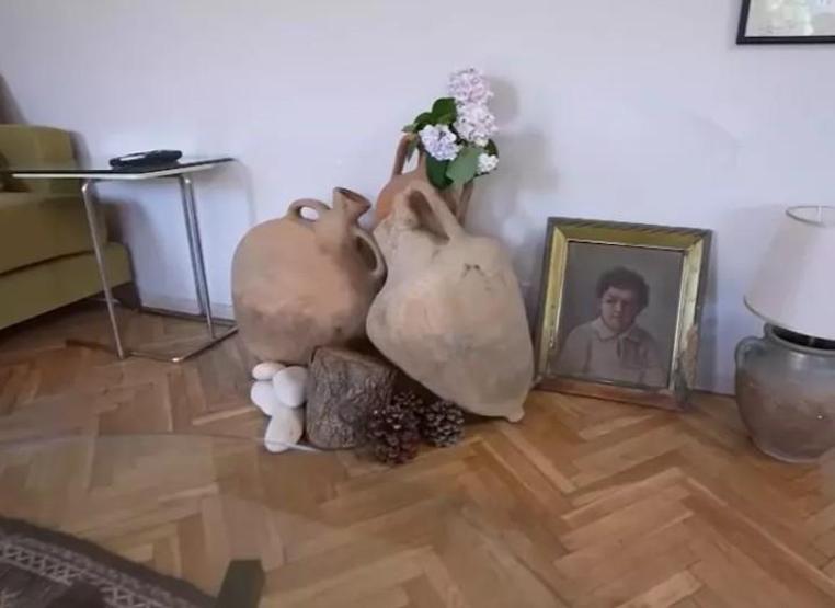 Tiraje Başaran Evinin Kapılarını Açtı Salonun Ortasında Dev Küpler ve Sanat Dolu Bir Ev