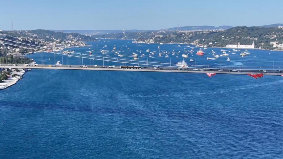 253 ŞEHİT İÇİN 253 TEKNE BOĞAZDA Bebekten hareket eden kortej Sarayburnuna ilerliyor