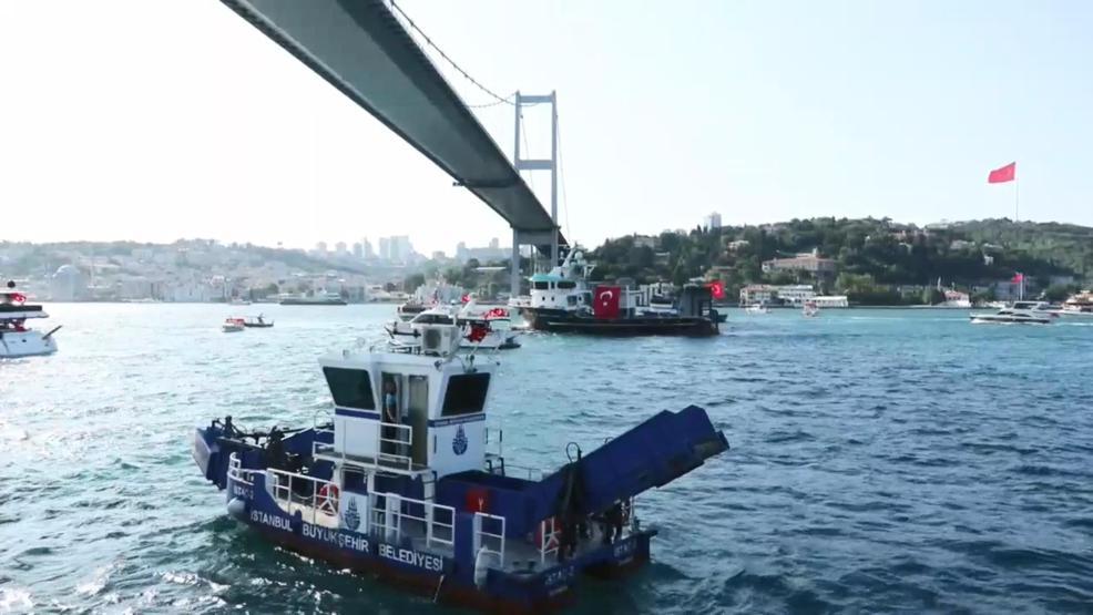 253 ŞEHİT İÇİN 253 TEKNE BOĞAZDA Bebekten hareket eden kortej Sarayburnuna ilerliyor