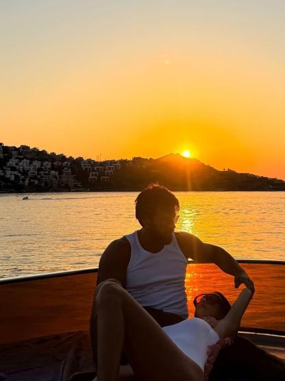 CAN YAMAN TÜRKİYEYİ ÖZLEDİ Sevgilisi Sara ile Bodrumda aşka geldiler