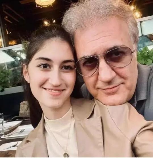 Tamer Karadağlının Kızı Zeyno Karadağlı Güzelliği ve Yeteneğiyle Büyülüyor
