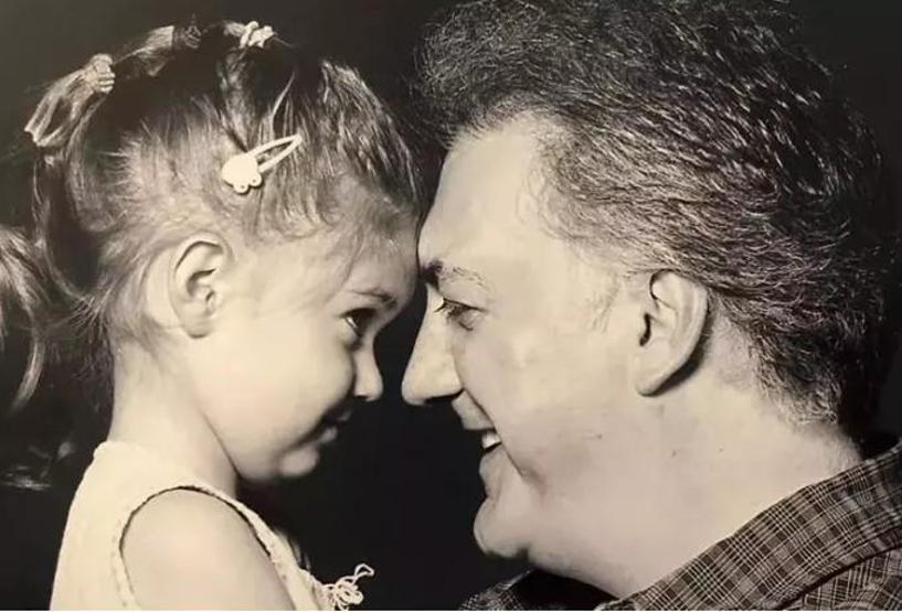 Tamer Karadağlının Kızı Zeyno Karadağlı Güzelliği ve Yeteneğiyle Büyülüyor