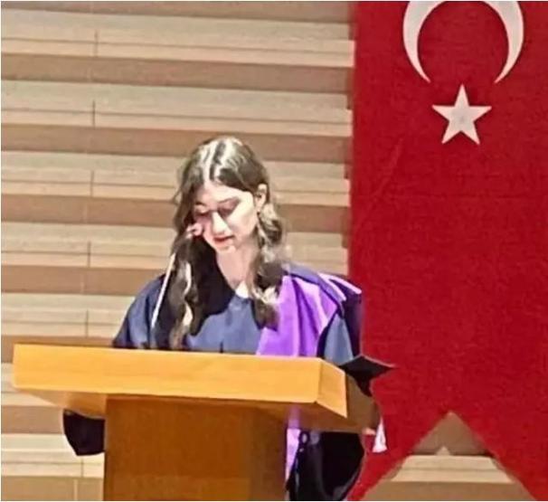 Tamer Karadağlının Kızı Zeyno Karadağlı Güzelliği ve Yeteneğiyle Büyülüyor