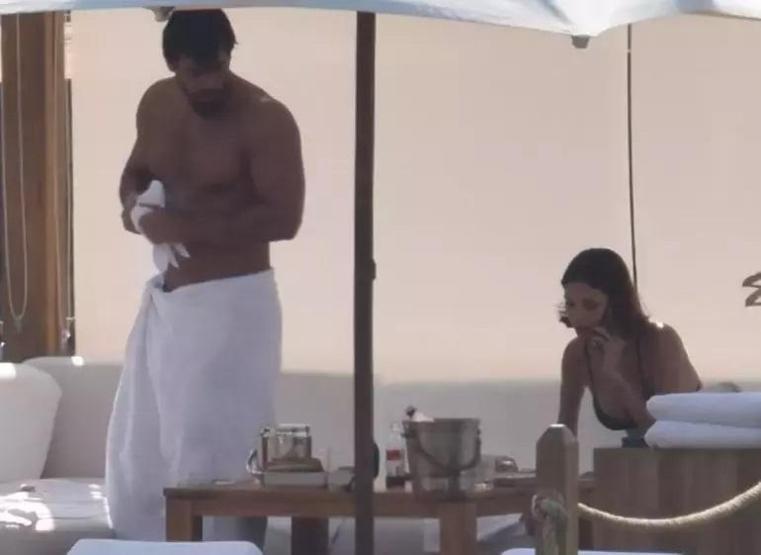 CAN YAMAN, SEVGİLİSİNİ ÖPÜCÜKLERE BOĞDU Ünlü çiftin aşk dolu halleri dikkatlerden kaçmadı