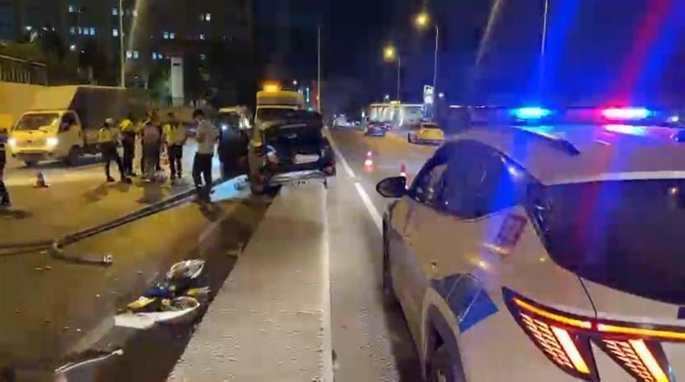 Arnavutköy’de otomobil elektrik direğine çarptı: 1’i çocuk 2 yaralı