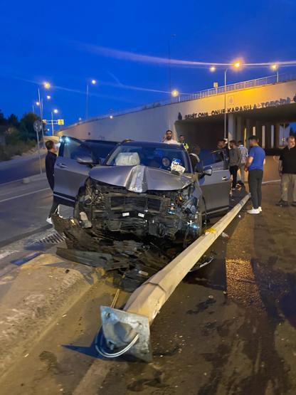 Arnavutköy’de otomobil elektrik direğine çarptı: 1’i çocuk 2 yaralı