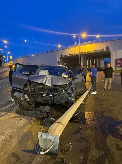 Arnavutköy’de otomobil elektrik direğine çarptı: 1’i çocuk 2 yaralı
