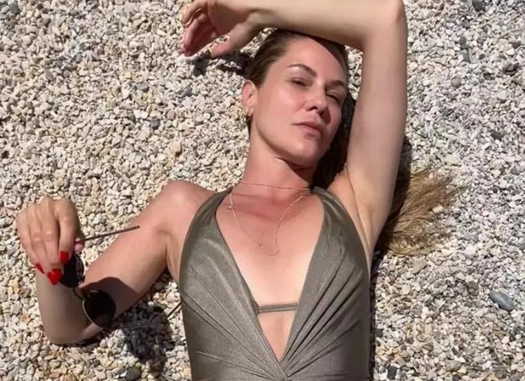 Emine Ünden 47 Yaşında Mayolu Pozlar Fiziğiyle Göz Kamaştırıyor