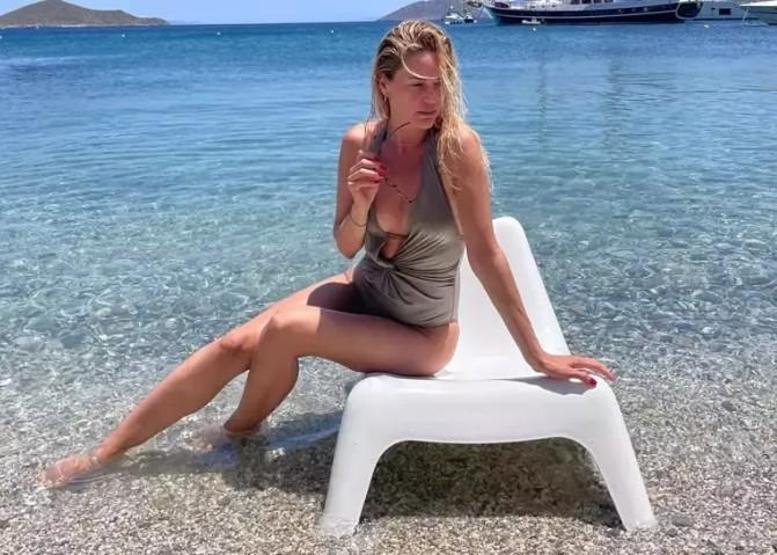 Emine Ünden 47 Yaşında Mayolu Pozlar Fiziğiyle Göz Kamaştırıyor