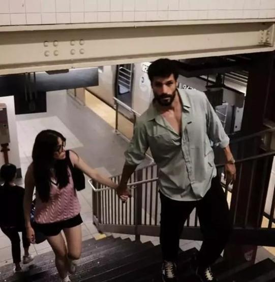 Özge Gürel ve Serkan Çayoğlundan Evliliklerinin 3. Yılında Romantik Kutlama