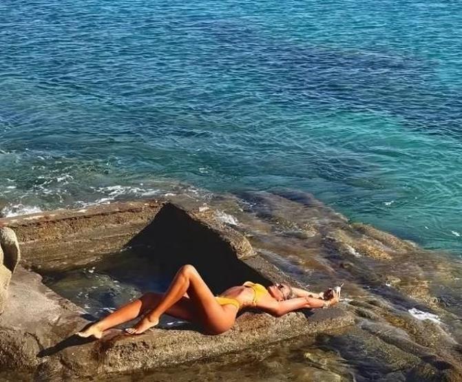Eda Taşpınar’dan Cesur Tatil Paylaşımı Üstsüz Pozu Sosyal Medyada Olay Oldu